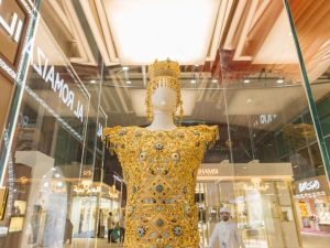 "حلة دبي" من "الرميزان" تدخل غينيس للأرقام القياسية عن فئة أثقل فستان ذهبي في العالم
