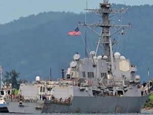 سفينة حربية أميركية ترسو قبالة سواحل بورت أوف سبين الأحد (أ. ف. ب.) سفينة حربية أميركية