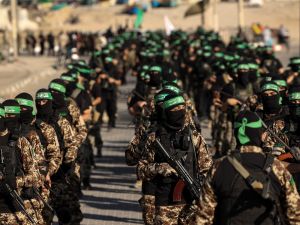 Masked members of the al-Qassam Brigades, the military wing of Hamas, march during a rally in Gaza City on July 20, 2022. (Photo by Mahmud HAMS / AFP) Hamas trapped by secret clauses: The "Emergency Mechanisms" that could reignite the war