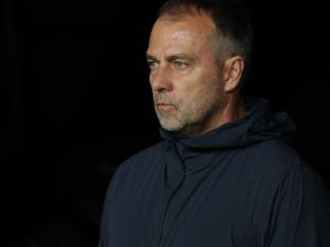 تفاصيل تقرير الحكم مانزانو حول طرد فليك وموقف برشلونة من الاستئناف