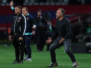 قبل الكلاسيكو.. فليك يعترف بخطئه ويعد بتغيير سلوكه بعد الطرد