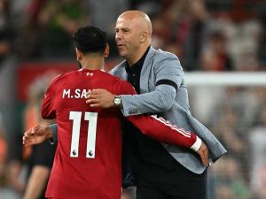 آرني سلوت يبرر تراجع مستوى محمد صلاح أمام تشيلسي