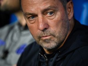 أزمة في خط الوسط.. ما هي خيارات هانزي فليك لتعويض الغيابات قبل الكلاسيكو؟