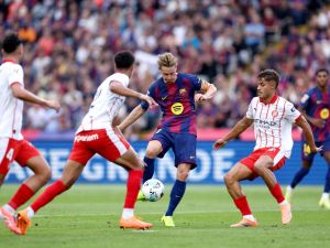 برشلونة يتلقى ضربة جديدة قبل الكلاسيكو بإصابة دي يونغ بوعكة صحية