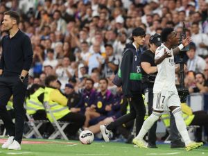 هل أصبحت العلاقة بين فينيسيوس وألونسو مستحيلة في ريال مدريد؟