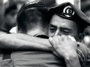 لا تفوت: مشاهد لانتشال رفات الجنود من قلب الأنفاق