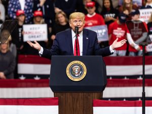 موقف محرج لترامب مع فتاة جميلة يشعل مواقع التواصل موقف محرج لترامب مع فتاة جميلة يشعل مواقع التواصل