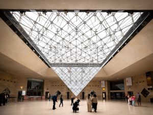 أحدهما كان متجهاً إلى الجزائر، القبض على مشتبه بهما في سرقة متحف اللوفر أحدهما كان متجهاً إلى الجزائر، القبض على مشتبه بهما في سرقة متحف اللوفر