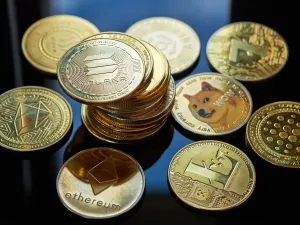 تصريحات ترامب تهوي بالعملات المشفرة والأسواق تتأثر