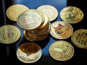 تصريحات ترامب تهوي بالعملات المشفرة والأسواق تتأثر