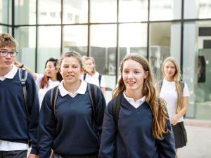 تفسير رؤية زميلات الدراسة في المنام للعزباء والمتزوجة