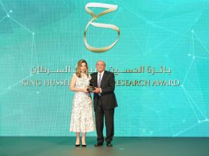 تكريم البنك العربي لرعايته البلاتينية لجائزة الحسين لأبحاث السرطان لعام 2025