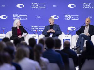 تقنيات الثورة الصناعية الرابعة تصمم مستقبل الاقتصاد والصناعة والصحة والطب والتنمية الإنسانية