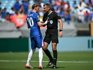 الحكم سلافكو فينتشيتش يُدير موقعة تشيلسي وبرشلونة في دوري الأبطال