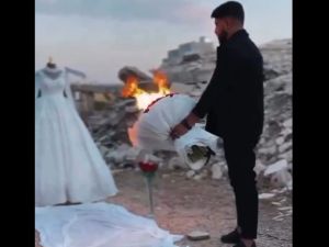 "شاب غزي يحرق فستان خطيبته بعد استشهادها"