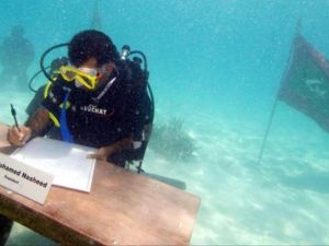 اجتماع حكومي تحت الماء في المالديف..