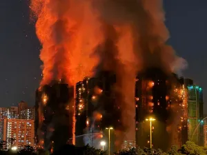 سكان يقفزون للنجاة… والمشهد صادم!