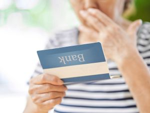 ركاب المترو يتعرضون لموقف غريب من سيدة مسنة