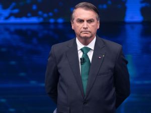  حاول كسر سوار مراقبته.. البرازيل توقف بولسونارو