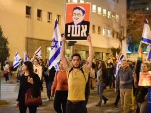 بن غفير يحتفل بتوزيع البقلاوة بعد تمرير قانون إعدام الأسرى الفلسطينيين