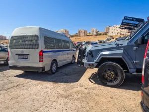 ملاحقة خارجين عن القانون وإصابات خلال تبادل إطلاق نار