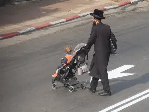 ر يهودي "متدين " " ملتزم" يسرق العملات من نافورة