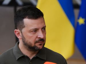 زيلينسكي يفرض عقوبات على أحد المقربين منه على خلفية قضايا فساد