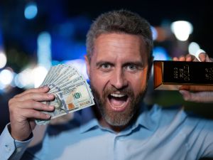 الذهب يتراجع مع صعود الدولار وترقب بيانات أمريكية