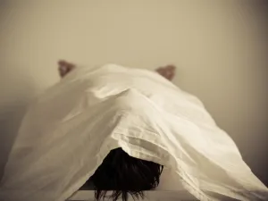 انهيار أُم بعد إصدار حكم مغتصب إبنتُها