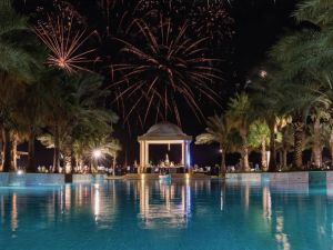 منتجع ريكسوس المعيريض رأس الخيمة يكشف عن موسم احتفالي باهر على شاطئ البحر