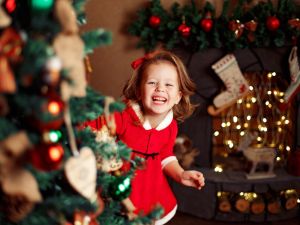 أنشطة ممتعة للأطفال حول شجرة الكريسماس
