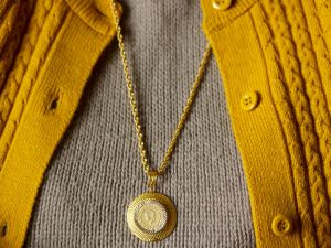 كيف ترتدين الذهب بأناقة خلال فصل الشتاء؟