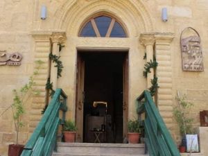 مطعم بيت عزيز… بيتك وأعز بين البيوت القديمة في قلب السلط 