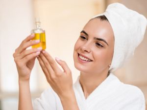 هل يساعد زيت الزيتون في إضاءة وتفتيح الوجه؟