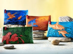 طيران الإمارات تطرح مجموعة جديدة من مستلزمات السفر في الدرجتين السياحية الممتازة والسياحية