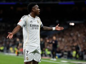 غرفة ملابس ريال مدريد تدعم فينيسيوس جونيور بالكامل