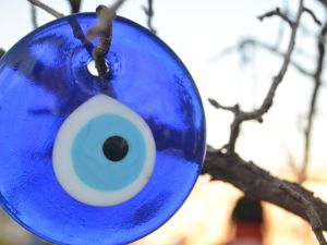 “إزالة العين الشريرة”: تقليد خطير يحمي الأطفال من الحسد