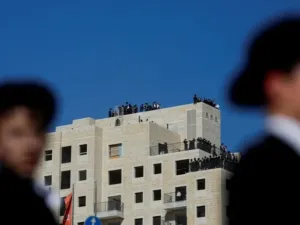 آلاف الإسرائيليين يصطفون أمام سفارة البرتغال في تل أبيب