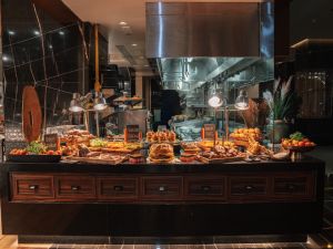 ريكسوس مارينا أبوظبي يقدّم أمسيات عشاء بطابع خاص في مطعم "تيرا ماري"