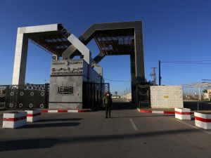 إسرائيل تفتح معبر رفح لخروج سكان غزة إلى مصر