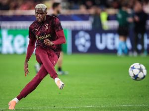 تقارير ألمانية: عرض فيكتور أوسيمين على بايرن ميونخ