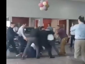 معرض سيارات يتحول إلى ساحة صراع بين البائعين على العمولة