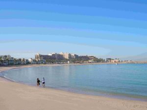 الحب على شاطئ البحر: منتجع ريكسوس المعيريض ملاذٌ لعيد الحب في رأس الخيمة