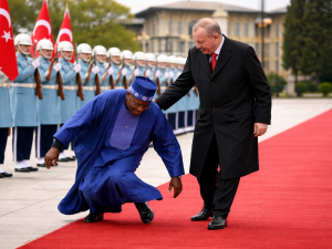 الرئيس النيجيري يفقد توازنه للحظات ويواصل المراسم دون إصابة