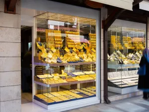 الذهب يصعد بأكثر من 1% مع زيادة الطلب على الملاذات الآمنة بعد القبض على مادورو