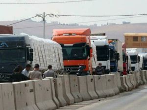 تكدس الشاحنات في معبر نصيب الحدودي