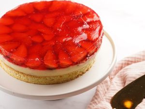 كيكة عيد الحب بالجيلي والفراولة