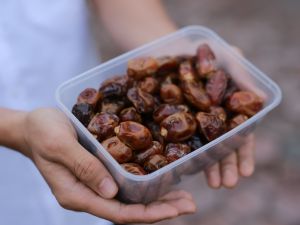 هل يجب غسل التمر قبل أكله؟