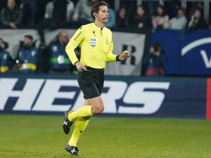 رد فعل حكم مباراة برشلونة وألباسيتي يتحول إلى حديث مواقع التواصل