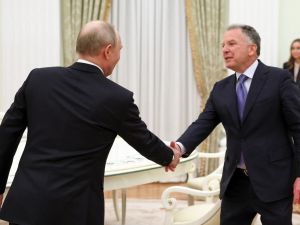 صافح رئيس روسيا فلاديمير بوتين والمبعوث الأمريكي الخاص ستيف ويتكوف بعضهما خلال اجتماع في الكرملين بموسكو بتاريخ 22 يناير 2026.